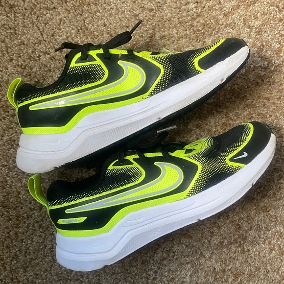Nike Kids' Grade School Cosmic Runner Shoes, Size 3.5, Black/Volt - Picture 7 of 9